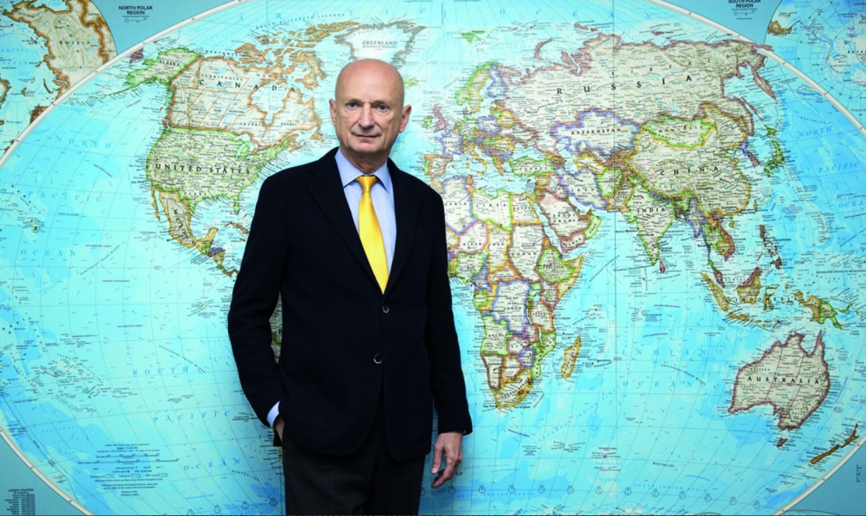 Książę Michael von Liechtenstein na tle mapy świata.