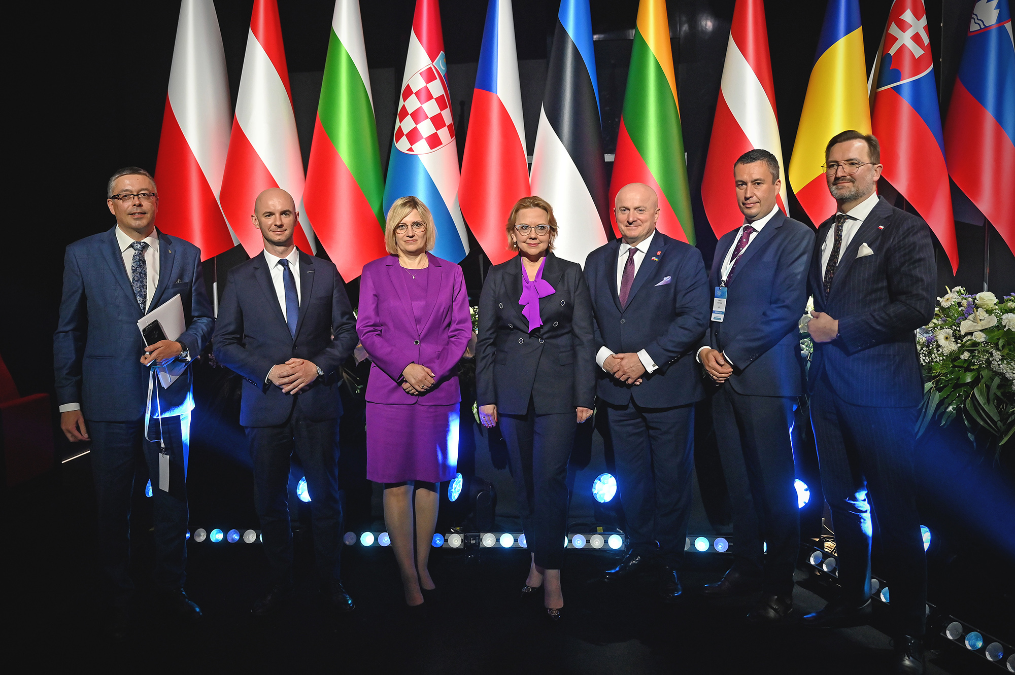 Zdjęcie przedstawia uczestników drugiego dnia Samorządowego Kongresu Trójmorza w Lublinie. Na fotografii od lewej: