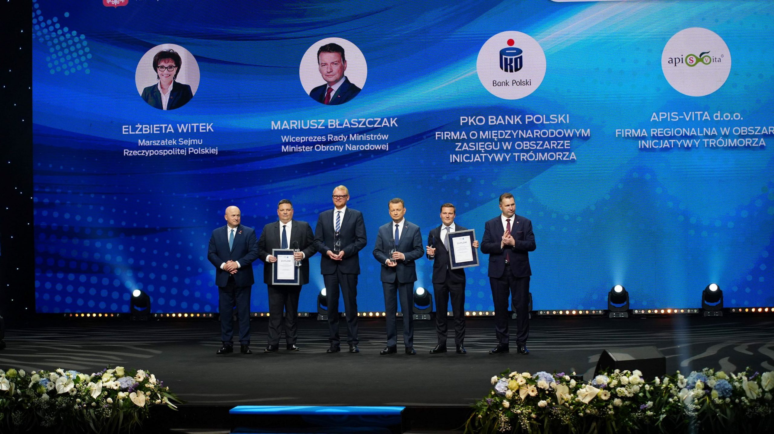 Laureaci Nagrody Międzynarodowy Sukces w Obszarze Inicjatywy Trójmorza na scenie sali operowej Centrum Spotkania Kultur w Lublinie.